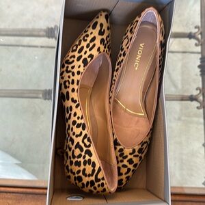 NWB vionic leopard print kitten heel
